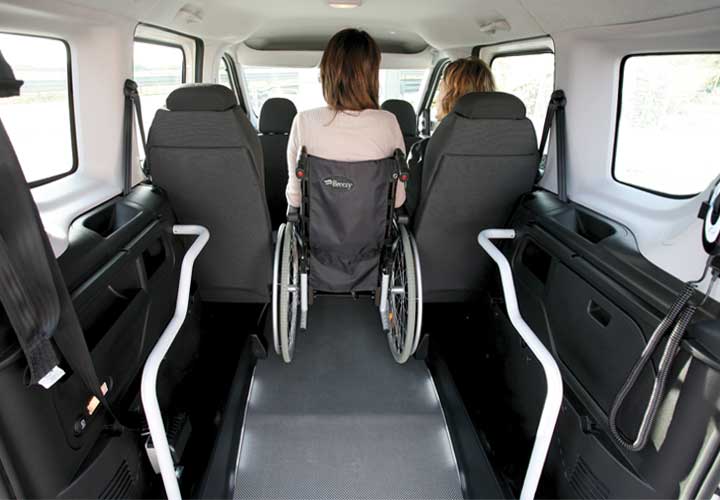 Stellung-des-Rollstuhles-neben-den-Passagieren